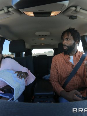 Сексуальная негритянка отсасывает хуй белого через дыру в стене за деньги