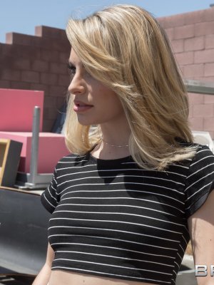 Продажные копы жестко выебали блондинку в джинсовых шортах