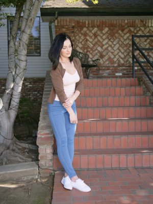 Милая студентка в джинсах отсосала хуй бизнесмена на улице за айфон 13 про