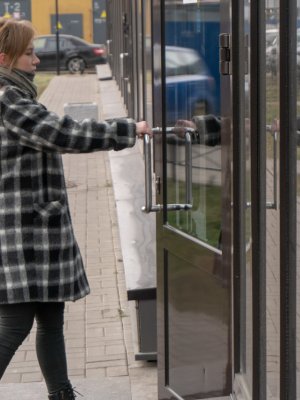 Взял молоденькую девушку в джинсах во влагалище и спустил сперму на живот