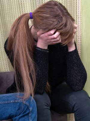 Взял молоденькую девушку в джинсах во влагалище и спустил сперму на живот