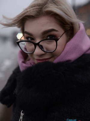 Снял джинсы с красивой студентки и выебал в киску по самое не балуй