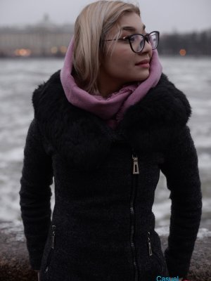 Снял джинсы с красивой студентки и выебал в киску по самое не балуй