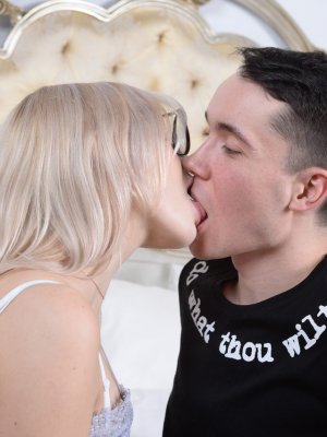 Снял джинсы с красивой студентки и выебал в киску по самое не балуй