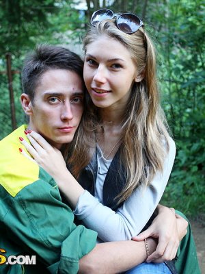 Трахает в жопу питерскую студентку в спущенных джинсах на вписке