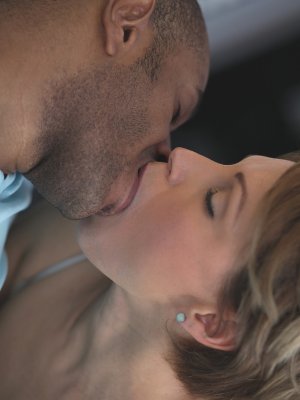 Черный сосед чувственно ебет в киску белую милфу с короткой прической