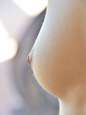 Мастурбация огурцом заводит меня вдвое сильнее, но и от секс игрушек я не откажусь