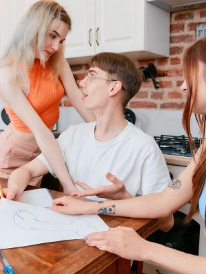 Молоденькие русские бисексуалки позвали ботана трахаться на столе