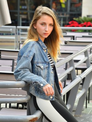 Блондинка наслаждается мастурбацией двойной секс игрушкой пока нет парня