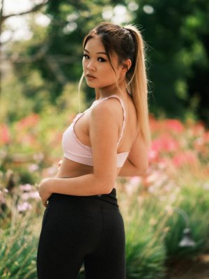 Если не пробовал трахаться в наполненной ванной, значит зря жил