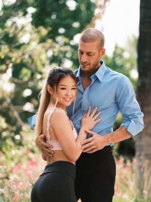 Если не пробовал трахаться в наполненной ванной, значит зря жил