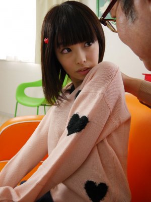 Милой японке пришлось трахаться с противным старпером