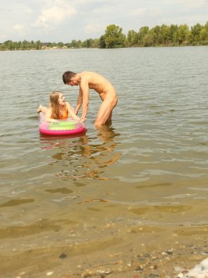 Соблазняю молоденькую деревенскую девушку на секс возле речки