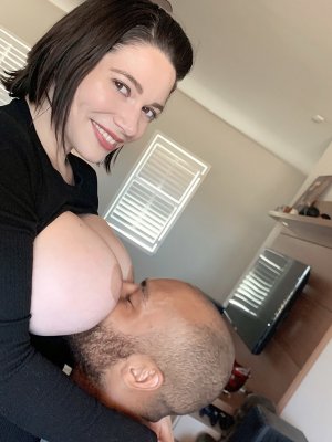 Подруга жены соблазнила меня своими огромными буферами и я засадил ей раком