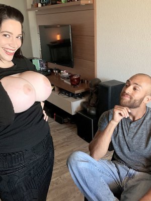 Подруга жены соблазнила меня своими огромными буферами и я засадил ей раком