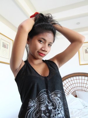 Моя узкая пися готова к большим сексуальным приключениям, но сейчас эротика