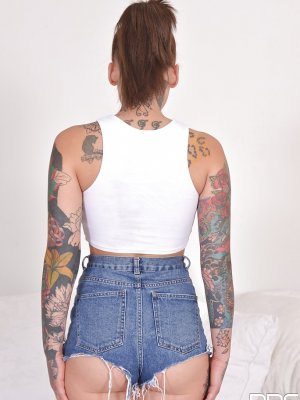 Мое татуированное тело горит и жаждет долгих ласк с массированием клитора