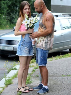 Лысый мужик оприходовал киску молоденькой студентки спустив сперму ей в ротик