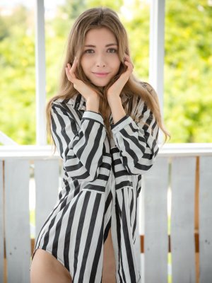 Красивая брюнетка показывает свои натуральные сиськи и письку без трусиков