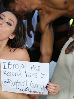 Черные парни из гетто кончают на лицо молоденькой белой сучки