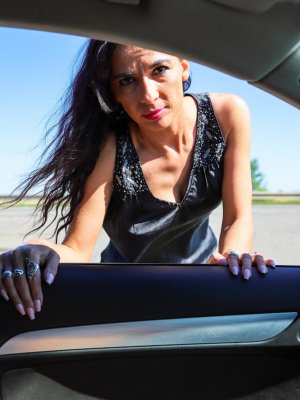 Рискнул потрахаться со зрелой проституткой в чулках без презерватива