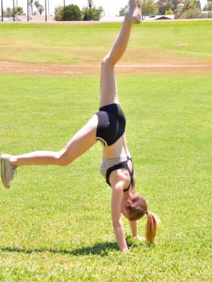 Сексуальная гимнастка мастурбирует киску бананом возле дерева не боясь палева