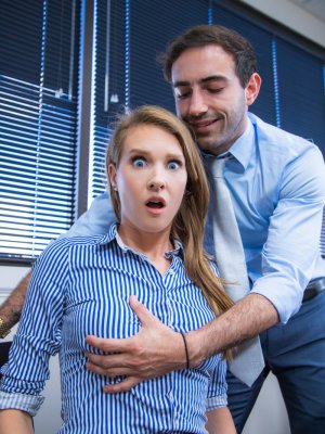 Изменяю любимой жене трахая большую задницу секретарши на столе