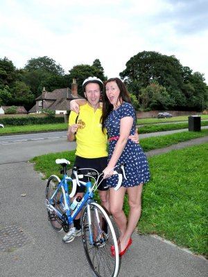 Велопрогулка привела к анальной ебли зрелой нимфы в белых чулках