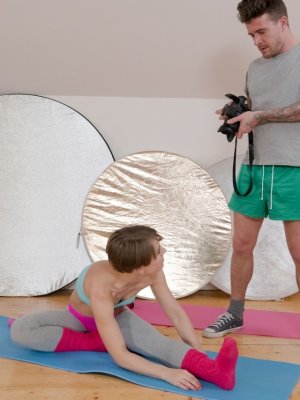 Секс в пизду украинки с короткой стрижкой на йоге