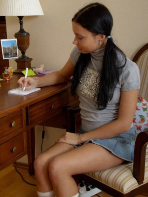 Мастурбация русской студентки в джинсовой юбке