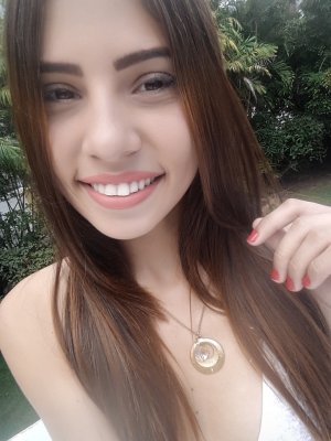 Тугие дырочки латинской красотки на эротических селфи