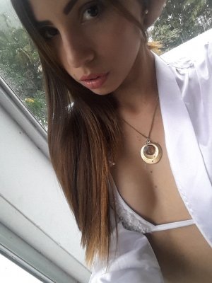 Тугие дырочки латинской красотки на эротических селфи