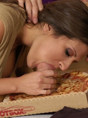 Отсос большого члена от секси мамочки в джинсах