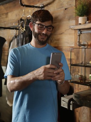 Красивая бразильская студентка проиграла секс в карты