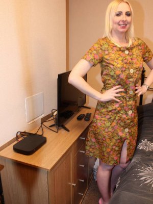 Милфа в розовых трусиках приказала выебать ее анус