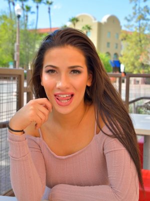 Красивая брюнетка с анальной пробкой позирует голой на улице 