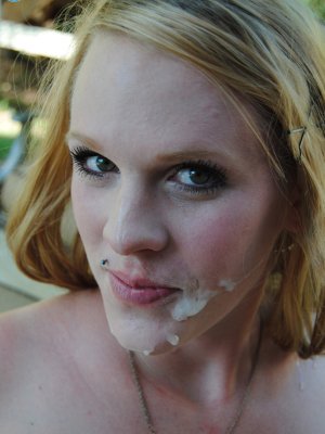 Беременная блондинка согласилась сделать минет для любительских фото