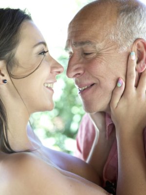 Старый бизнесмен нежно потрахался с молоденькой девушкой за деньги