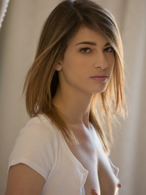 Негр страстно целуется с белой худой девушкой трахая ее навесу