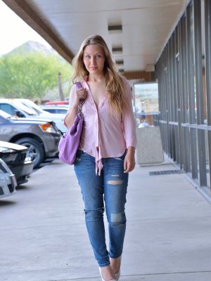 Голубоглазая блондинка в джинсах показала письку на улице