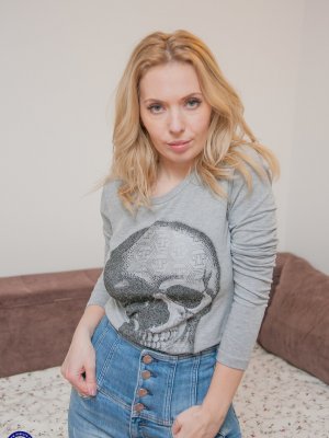 Мамочка в джинсах делает минет соседу и трахается с ним в вагину