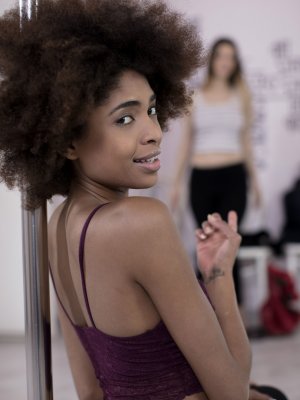 Давай займемся лесбийским сексом, и не будем крутиться вокруг пилона