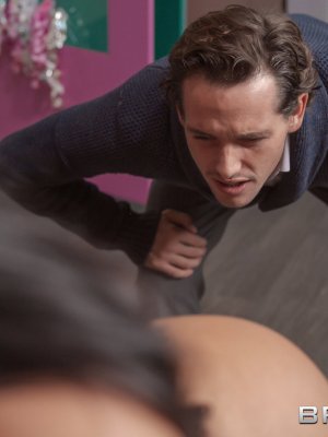 Можешь трахнуть эту силиконовую шмару, но я буду смотреть