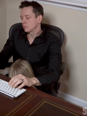 Доминирует над секретаршей грубым вагинальным сексом с бондажом