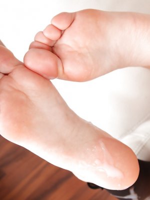 Фетишист обкончал ступни своей жены после секса 