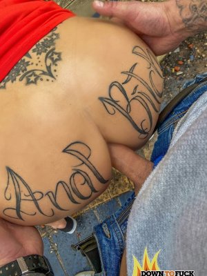 Зрелая сука трахается в жопу на улице с мастером татуировок