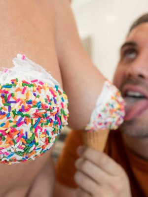 Обкончал лицо милашки с большими сиськами прокатив на большом члене