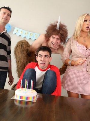 Студент с огромным хуем жестко трахает пизду домохозяйки