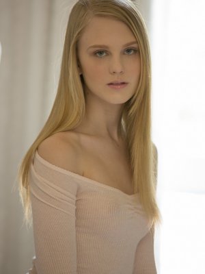 Богатый африканец трахает молоденькую блондинку из вип эскорта