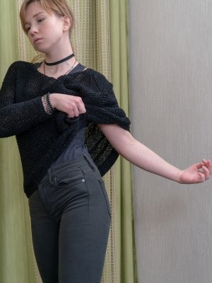 Накончал на живот русской невинной студентки выебав ее на диване